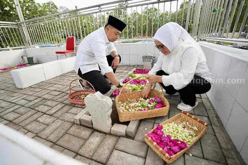 Eri Cahyadi Ziarah ke Makam Orang Tua Jelang Daftar ke KPU Surabaya
