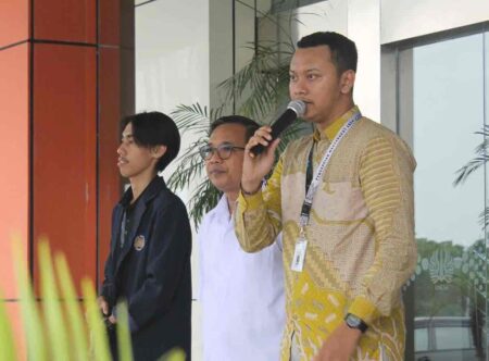 Dari Panggung Sholawat hingga Karir Impian: BEM UNESA Ukir Prestasi Setengah Periode Ketua BEM UNESA, Sutrisno bersama Direktur Kemahasiswaan dan Alumni Unesa, M. Sholeh.