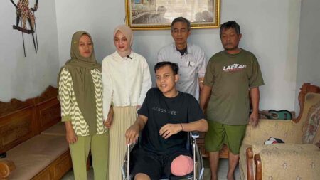 Mbak Vinanda Beri Kursi Roda Atlet Penyandang Disabilitas Kediri