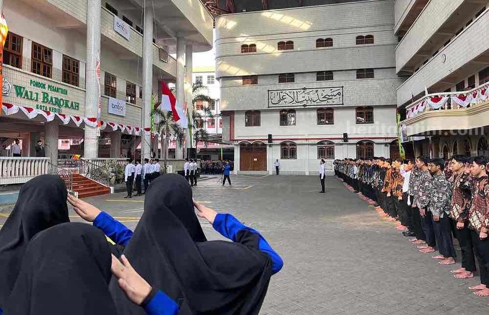 Upacara peringatan Hari Proklamasi Kemerdekaan Indonesia di Ponpes Wali Barokah Kediri.