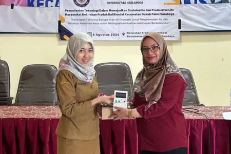 Penyerahan alat pendeteksi kelelahan berbasis audio visual di Kelurahan Pradah Kalikendal, Surabaya.