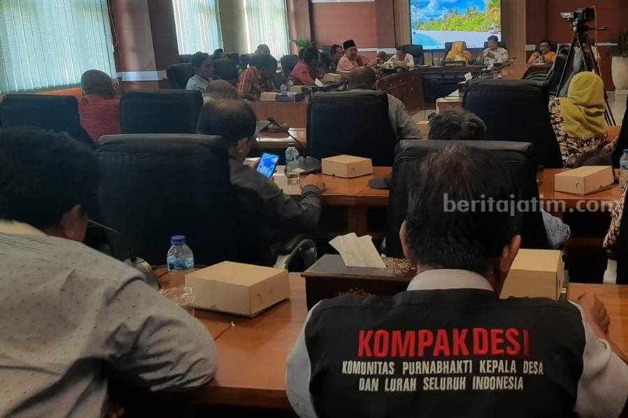 Audiensi mantan kepala desa dengan DPRD Bojonegoro yang meminta tali asih Rp100 juta bagi mantan kades yang jatuh miskin.