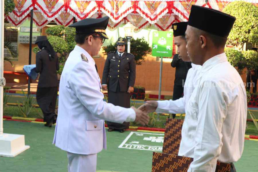 PJ Bupati Bojonegoro Adriyanto menyerahkan remisi HUT RI ke-79 kepada warga binaan Lapas Kelas IIA Bojonegoro.