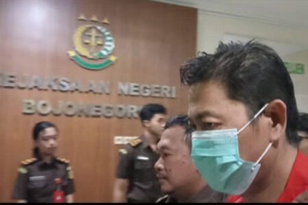Pengembalian Keuangan Negara Paling Besar 2024 di Bojonegoro Soal Korupsi dari Kasus Mobil Siaga Desa Salah satu tersangka baru kasus dugaan korupsi mobil siaga desa Bojonegoro.