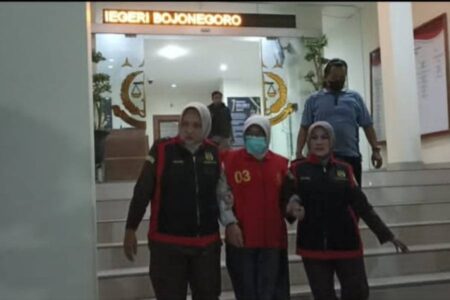 Salah satu tersangka baru kasus dugaan korupsi mobil siaga desa Bojonegoro.