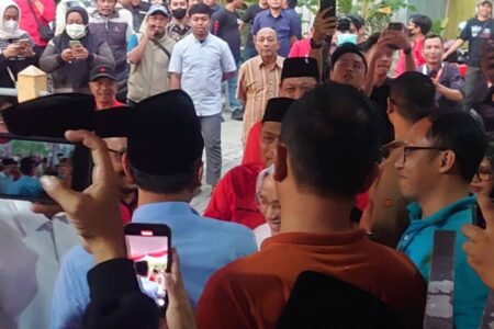 Wahono-Nurul Lengkapi Berkas Pencalonan ke KPU Bojonegoro, Pulang Disambut Lawan Politiknya foto berita