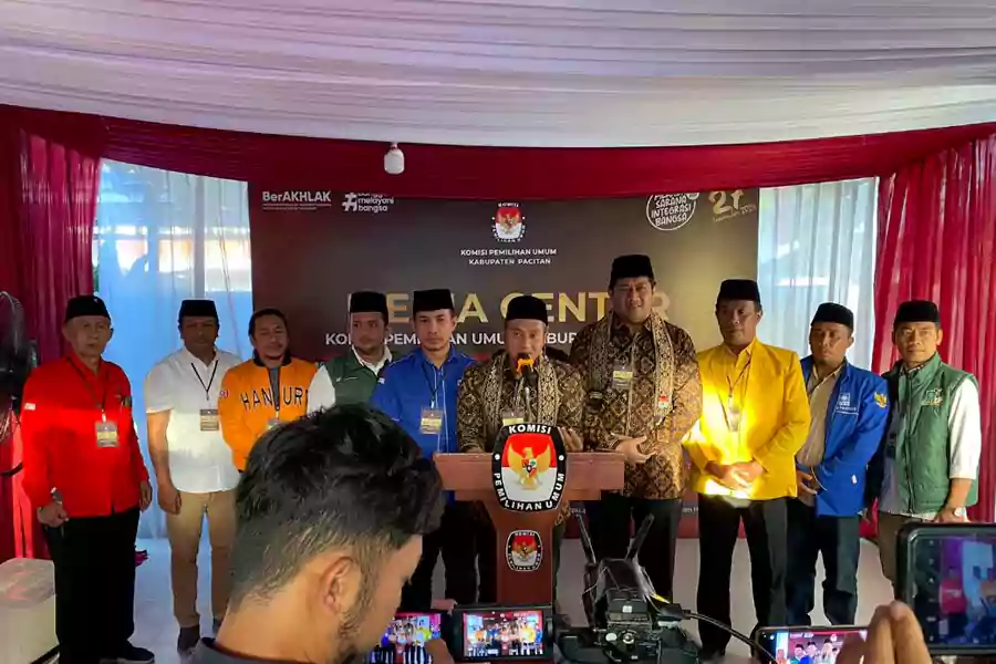 Indrata Nur Bayuaji dan Gagarin Sumrambah, kompak mengenakan batik saat mendaftar ke KPU Kab. Pacitan diiringi oleh partai pengusung, pendukung dan sejumlah relawan (Sulthan Munir/Beritajatim.com)