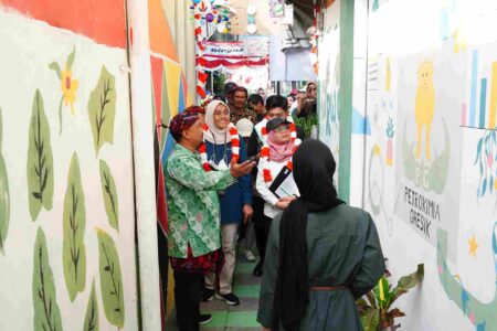 Salah satu kelurahan ring satu PG menampilkan mural mengenai pelestarian lingkungan.