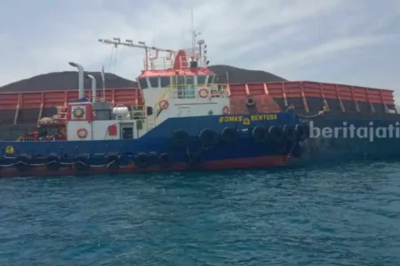 Kapal Tongkang Bocor di Perairan Bawean, Ancam Ekosistem Laut foto berita jatim