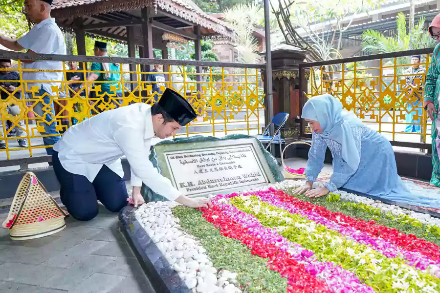 Khofifah-Emil kompak berziarah ke Makam Pendiri NU, Gus Dur dan Gus Sholah di Tebuireng Jombang.
