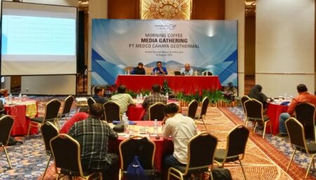 PT Medco Cahaya Geothermal menjelaskan tentang proyek PLTP Ijen dalam media gathering di Ballroom, Hotel Grand Harvest, Kecamatan Licin, Banyuwangi. (Dokumen PT Medco Cahaya Geothermal)