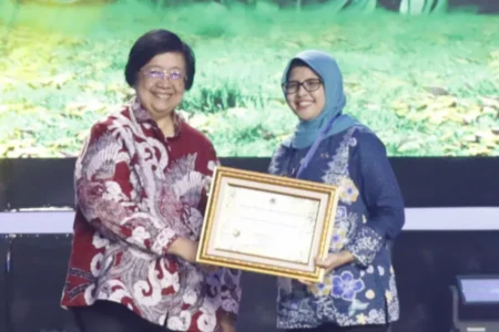 Bupati Blitar Terima Penghargaan Pembinaan PROKLIM dari Menteri LH dan Kehutanan RI Menteri LH