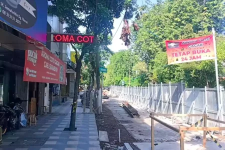 Suasana proyek box culvert di Jalan Mayjend Sungkono Surabaya dan Rumah Makan sekitarnya (Rama Indra/Beritajatim.com)