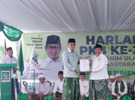 Fauzi-Imam Resmi Terima Salinan Rekom DPP PKB Maju Pilkada Sumenep Penyerahan rekomendasi PKB untuk Pilkada Sumenep (Foto: Temmy/ Beritajatim.com)