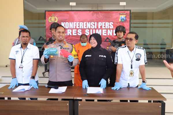 Wakapolres Sumenep, Kompol Trie Sis Biantoro menunjukkan barang bukti kasus pencabulan ayah tiri bejat.