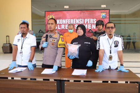Wakapolres Sumenep, Kompol Trie Sis Biantoro (dua dari kiri) jumpa pers kasus pencabulan berkedok endorse produk makanan