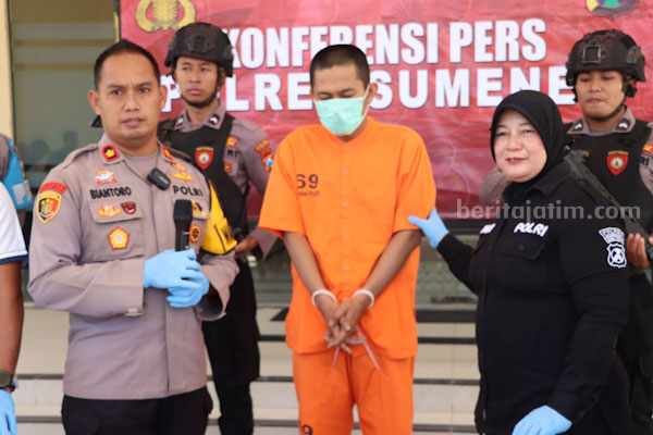 Tersangka pencurian HP diapit Wakapolres Sumenep dan Kasi Humas.