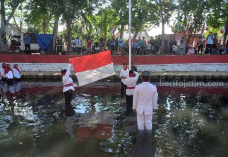 Upacara Kemerdekaan Indonesia dengan pengibaran bendera merah putih di Sungai Marengan. (Foto: Temmy/Beritajatim.com)