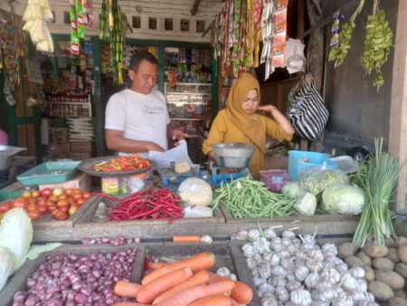 Masuk Masa Panen, Harga Cabai Mulai Landai di Pasar Sumenep Penjual sembako di pasar tradisional Sumenep (foto: Temmy/ beritajatim.com)