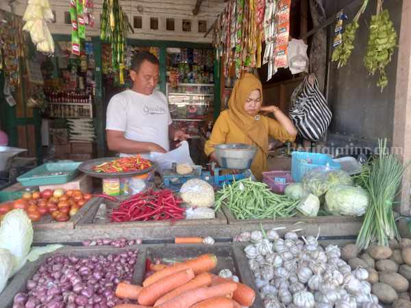 Penjual sembako di pasar tradisional Sumenep (foto: Temmy/ beritajatim.com)