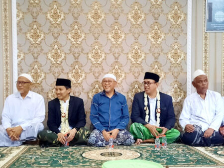 Undang Ali Fikri-Unais Ali Hisyam, Mantan Bupati Sumenep A. Busyro Karim Isyaratkan Dukungan? KH A. Busyro Karim (berbaju biru) menjamu paslon Ali Fikri-Unais Ali Hisyam di Beraji