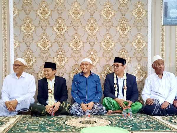 KH A. Busyro Karim (berbaju biru) menjamu paslon Ali Fikri-Unais Ali Hisyam di Beraji