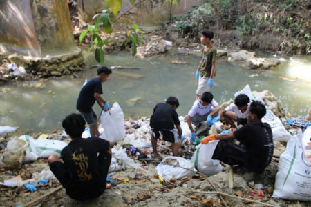 Komunitas Sahabat Alam Sumenep Kumpulkan Belasan Karung Sampah Popok Sekali Pakai Cemari Sungai Para pemuda peduli lingkungan bersih-bersih sampah popok di sungai.