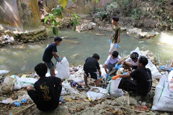 Komunitas Sahabat Alam Sumenep Kumpulkan Belasan Karung Sampah Popok Sekali Pakai Cemari Sungai Para pemuda peduli lingkungan bersih-bersih sampah popok di sungai.