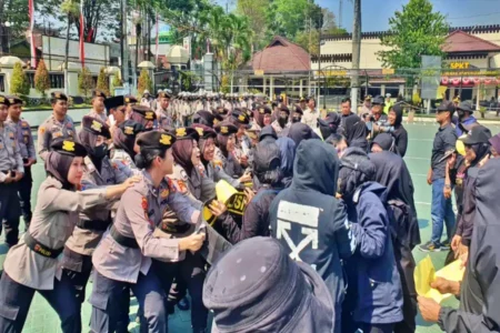 Massa Anarkis Warnai Simulasi PAM Pilkada di Polres Malang Pengamanan Pilkada