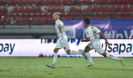 Gelandang Persib Tyronne Del Pino merayakan gol ke gawang Dewa United di Stadion Kapten I Wayan Dipta Gianyar, Bali pada Senin (19/8/2024). [Foto: Persib]