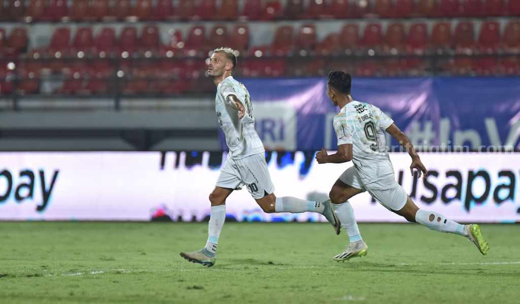 Gelandang Persib Tyronne Del Pino merayakan gol ke gawang Dewa United di Stadion Kapten I Wayan Dipta Gianyar, Bali pada Senin (19/8/2024). [Foto: Persib]