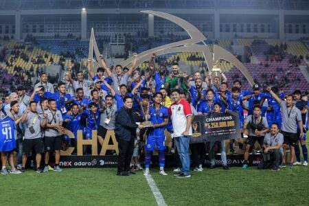 Ketua Umum PSSI Erick Thohir saat menyerahkan trofi juara Piala Presiden 2024 kepada Arema FC. Foto: PSSI