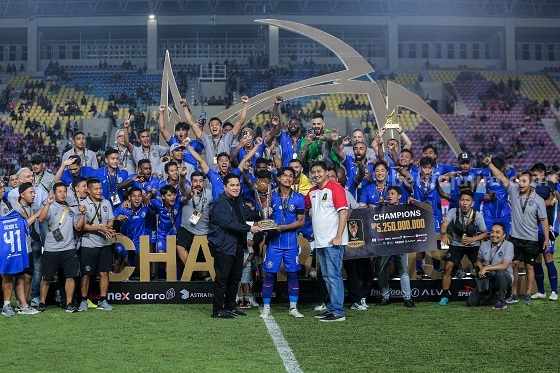 PSSI Bersyukur Piala Presiden 2024 Berjalan Lancar Ketua Umum PSSI Erick Thohir saat menyerahkan trofi juara Piala Presiden 2024 kepada Arema FC. Foto: PSSI