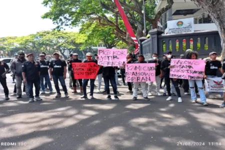 GRIB Demo di Bundaran Balai Kota Malang Kritisi KIM Malang Raya Pilbup Malang