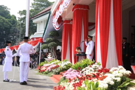 Pj Wali Kota Malang Iwan Kurniawan Langsung Pimpin Upacara Peringatan HUT RI