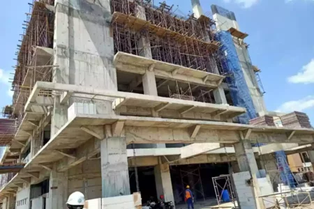 Proyek Pembangunan RSUD Ngudi Waluyo Wlingi Lancar dan Bisa Kejar Target, Rabu (7/8/2024). (Foto: Winanto/Beritajatim.com)