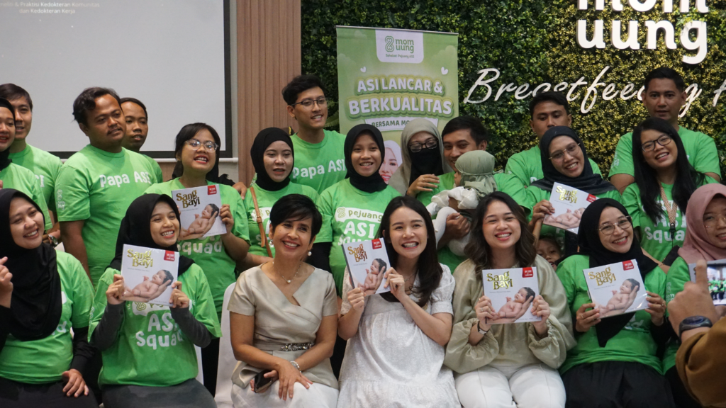 acara bedah buku “Sang Bayi” yang dihadiri puluhan pasangan suami istri yang akan menjadi orang tua. Buku karya dr. Tiwi ini dirancang sebagai panduan dan dukungan bagi ibu menyusui, terutama yang bekerja, serta menekankan pentingnya peran suami.