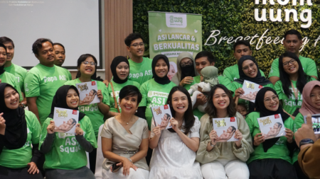 Bedah Buku ‘Sang Bayi’ di Surabaya: Edukasi Untuk Ibu Baru, Tentang Cara Menyusui acara bedah buku “Sang Bayi” yang dihadiri puluhan pasangan suami istri yang akan menjadi orang tua. Buku karya dr. Tiwi ini dirancang sebagai panduan dan dukungan bagi ibu menyusui, terutama yang bekerja, serta menekankan pentingnya peran suami.