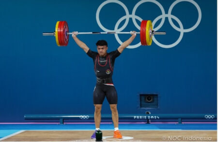 Rizki Juniansyah atlet angkat angkat besi menjadi penyumbang medali emas kedua untuk Indonesia di Olimpiade Paris. Foto: NOC Indonesia