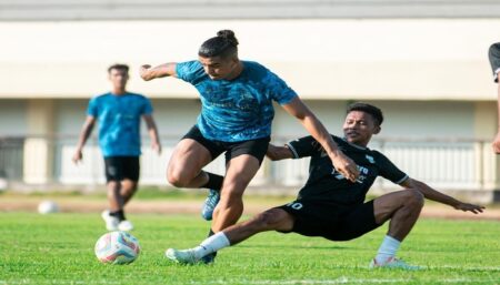 Aksi pemain Persela Lamongan dalam laga uji coba melawan tim amatir dari Widang, Tuban, Rabu (15/8/2024). (Foto: Persela FC)
