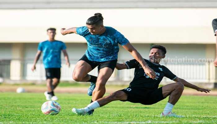 Aksi pemain Persela Lamongan dalam laga uji coba melawan tim amatir dari Widang, Tuban, Rabu (15/8/2024). (Foto: Persela FC)