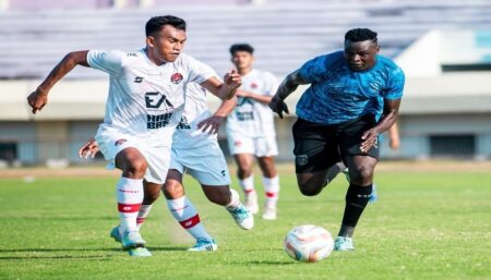 Kalah dari Persekat Tegal di Laga Uji Coba, Persela Lamongan Dapat Pelajaran Berharga Aksi pemain Persela Lamongan dalam laga uji coba melawan Persekat Tegal, di Stadion Tuban Sport Center, Minggu (18/8/2024).