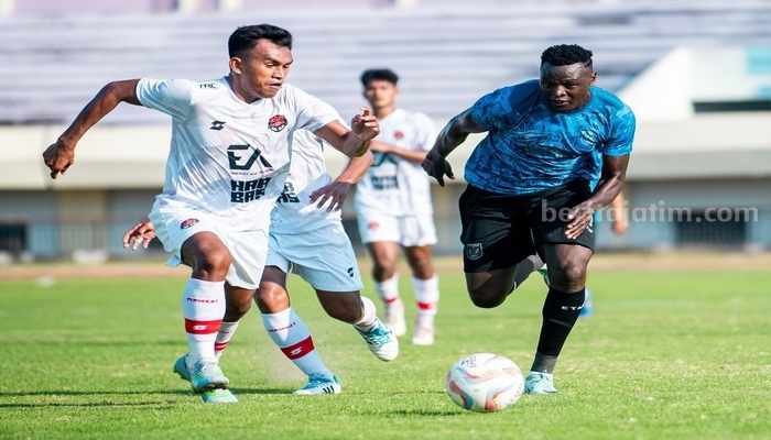 Aksi pemain Persela Lamongan dalam laga uji coba melawan Persekat Tegal, di Stadion Tuban Sport Center, Minggu (18/8/2024).