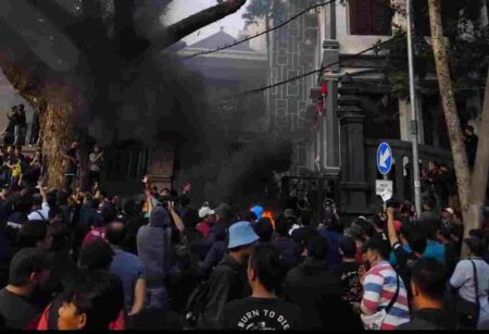 Ribuan Mahasiswa dan Warga Geruduk Gedung DPRD dan Balai Kota Malang