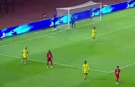 Babak I: Persebaya vs Barito Putera Imbang 1-1, Diwarnai Kartu Merah foto beritajatim