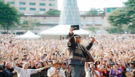 Potret Denny Caknan saat manggung di Festival Budaya Pekerja Migran Indonesia di Kota New Taipei, Taiwan. (Instagram/denny_caknan)