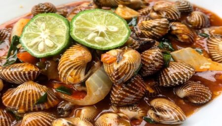 Resep Kerang Dara Saus Pedas Manis yang Lezat dan Mudah Cara Buatnya Ilustrasi Kerang Dara Saus Pedas Manis. (Instagram/ayamgeprekpakkumis)