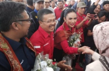 Krisdayanti-Dewa Daftar ke KPU Kota Batu Diiringi Bantengan