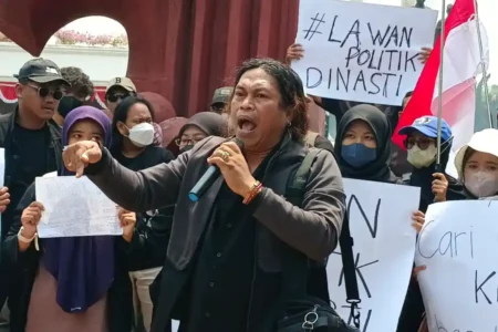Indonesia Darurat, Seloroh Seniman Surabaya: Demokrasi Dikangkangi! foto berita jatim
