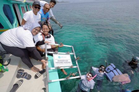 Pelindo Terminal Petikemas Tanam Ratusan Bibit Terumbu Karang di Pulau Pahawang, Lestarikan Laut Indonesia Seremonial Penanaman 632 bibit terumbu karang di Pulau Pahawang.